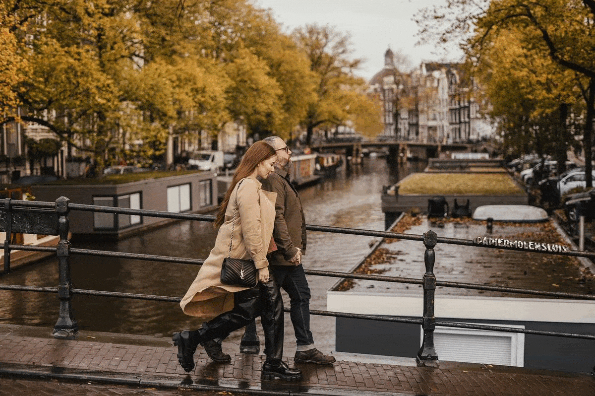 Solo travelers, couples, families and friends enjoying their Amsterdam photography.