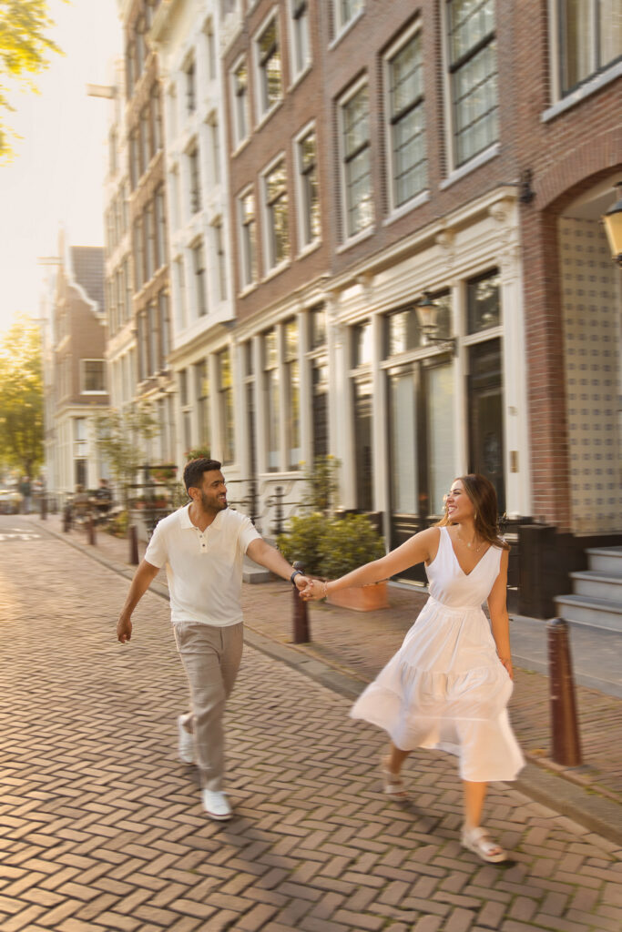 Engagement photography of a couple strolling on Amsterdam's streets.