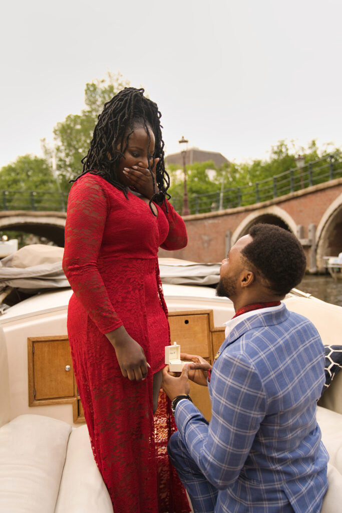 Surprise proposal photo session in a private boat on the 7 bridges in Amsterdam.