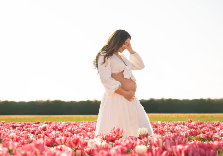 Maternity photoshoot in the tulip fields, Netherlands