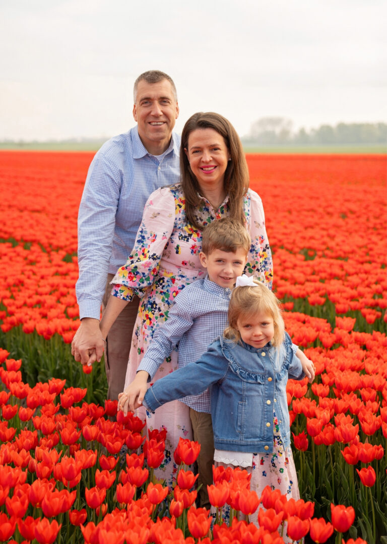Family photoshoot in tulip fields capturing natural moments – Adventurer package